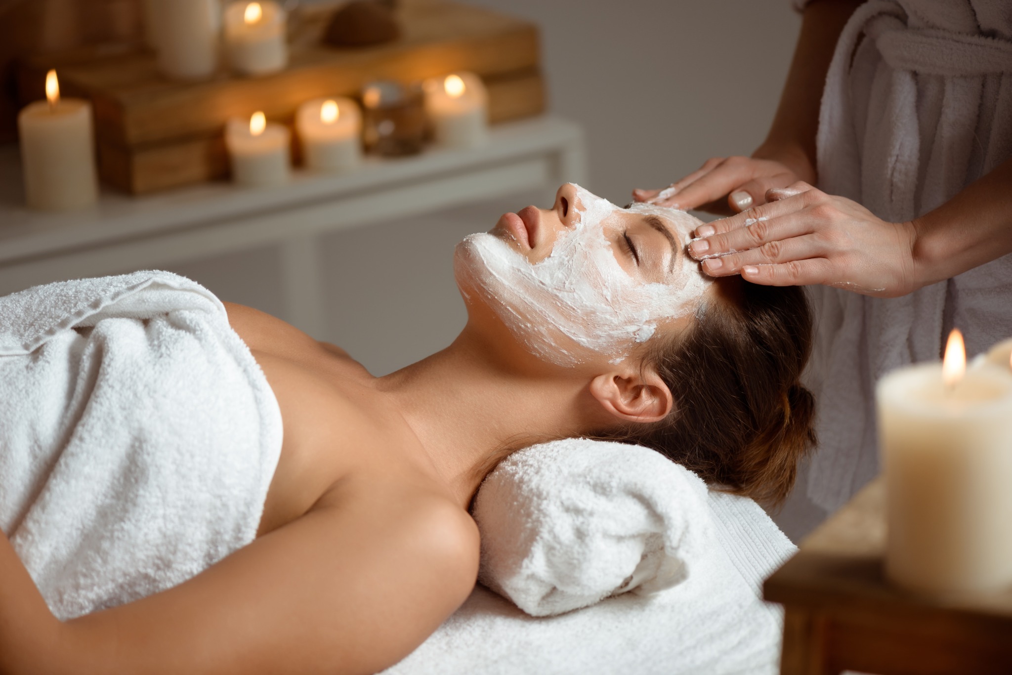 Profesional aplicando un tratamiento facial a una paciente