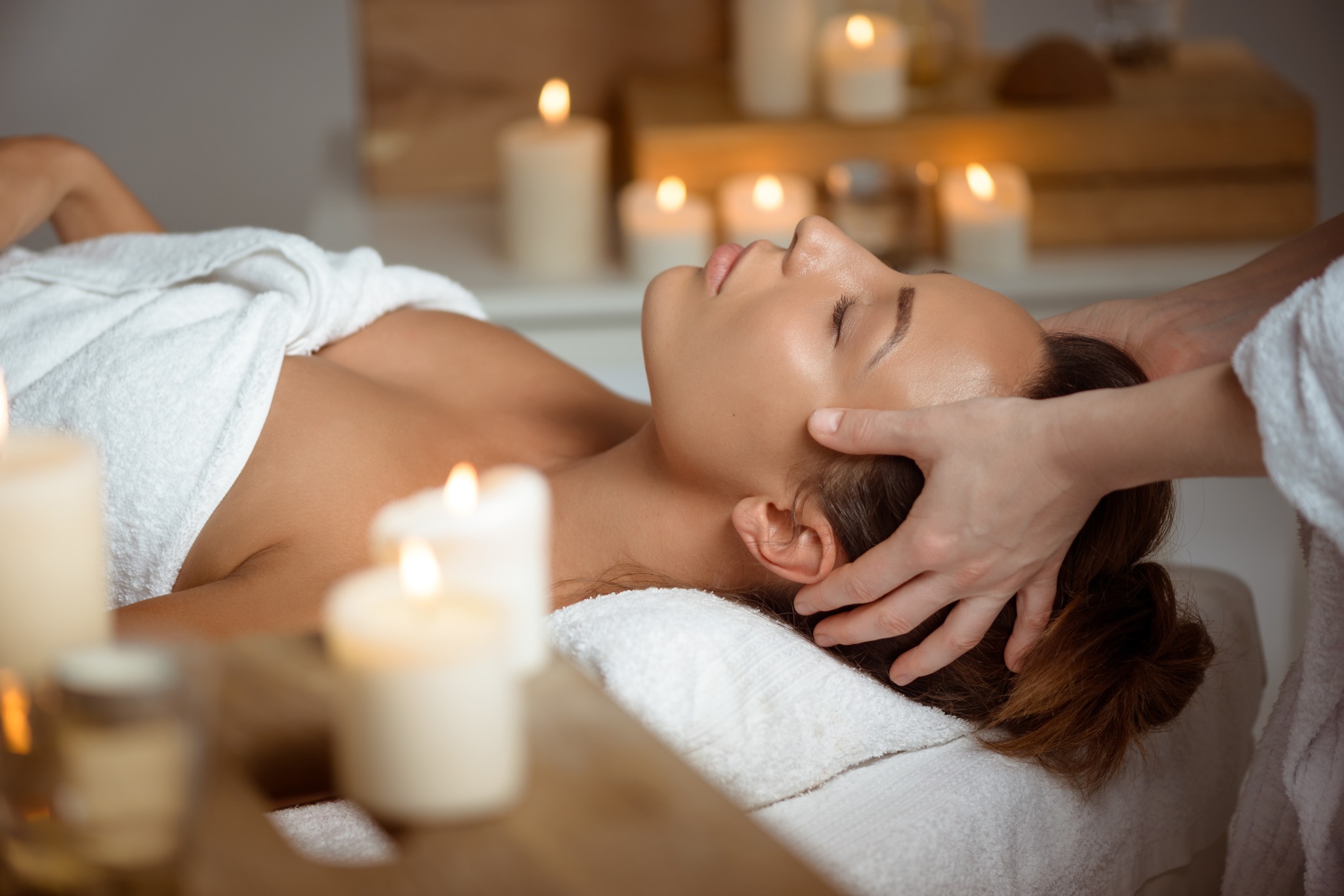 Paciente recibiendo un tratamiento facial relajante en un spa