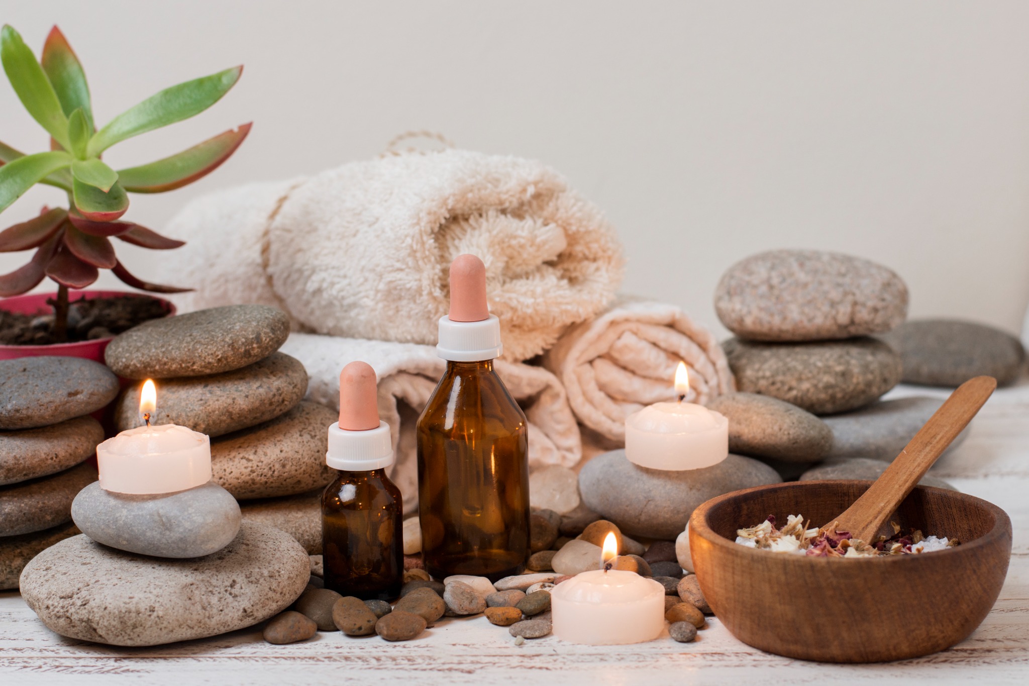 Piedras, aceites y velas para tratamientos de spa