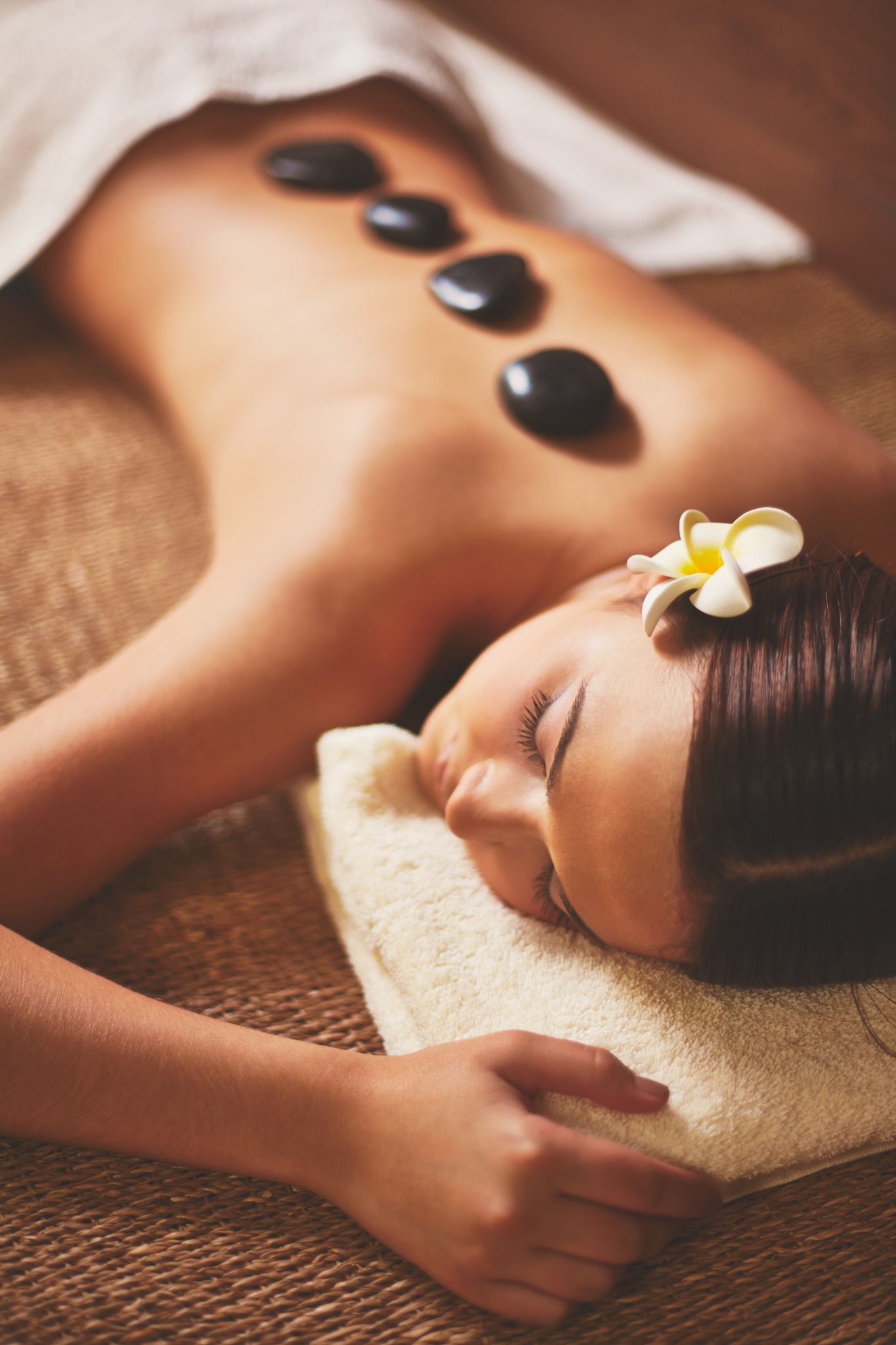 Paciente recibiendo terapia con piedras calientes